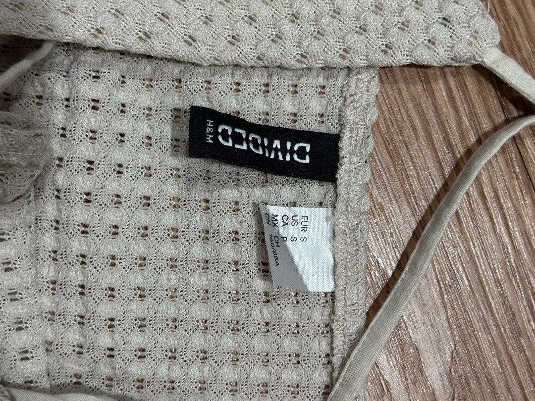 Summer H&M Tie Top (Category: Sleeveless) located in Manila. Submitted by decluttering77 (Listing ID 1373247636, Image 2). Description: - 10/10 condition, used twice - perfect for the summer - s on tag - negotiable MOP: GCASH *will not ship unless fully paid.