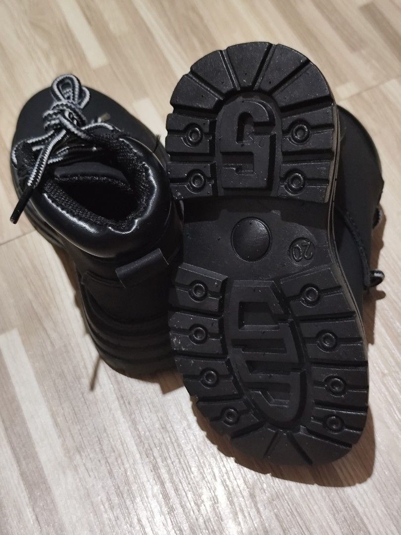 Toddler Boots 13cm Preloved (Category: Babies & Kids Fashion) located in Manila. Submitted by MissPanda (Listing ID 1373323614, Image 3). Description: Preloved Used Once - Xmas 2024 Inner Sole - 13.5cm Outer Sole - 16cm Not Branded Price and Details on each Photo. 🫶 LOC: Tondo, Manila MOP: Gcash / Maya / Bank Transfer TYIA! 🫶🫶🫶🫶.