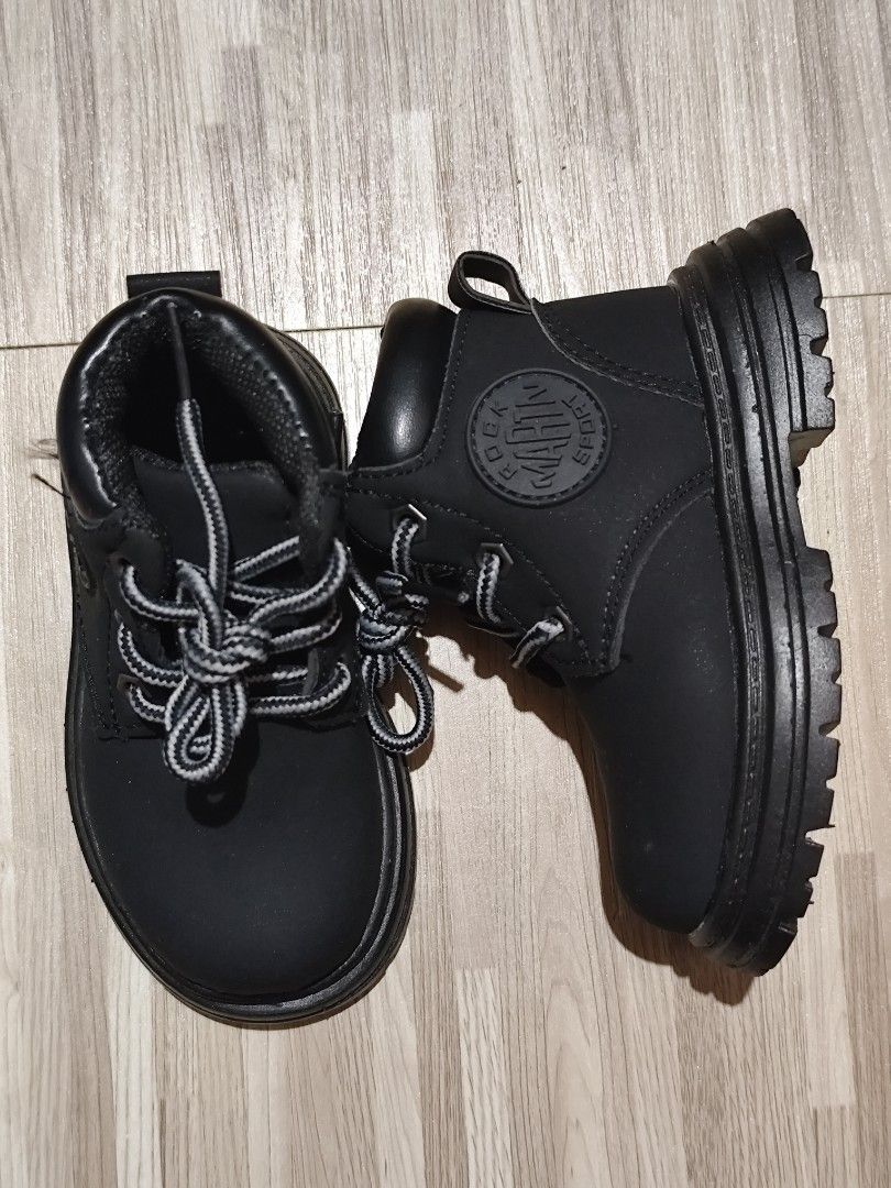 Toddler Boots 13cm Preloved (Category: Babies & Kids Fashion) located in Manila. Submitted by MissPanda (Listing ID 1373323614, Image 2). Description: Preloved Used Once - Xmas 2024 Inner Sole - 13.5cm Outer Sole - 16cm Not Branded Price and Details on each Photo. 🫶 LOC: Tondo, Manila MOP: Gcash / Maya / Bank Transfer TYIA! 🫶🫶🫶🫶.