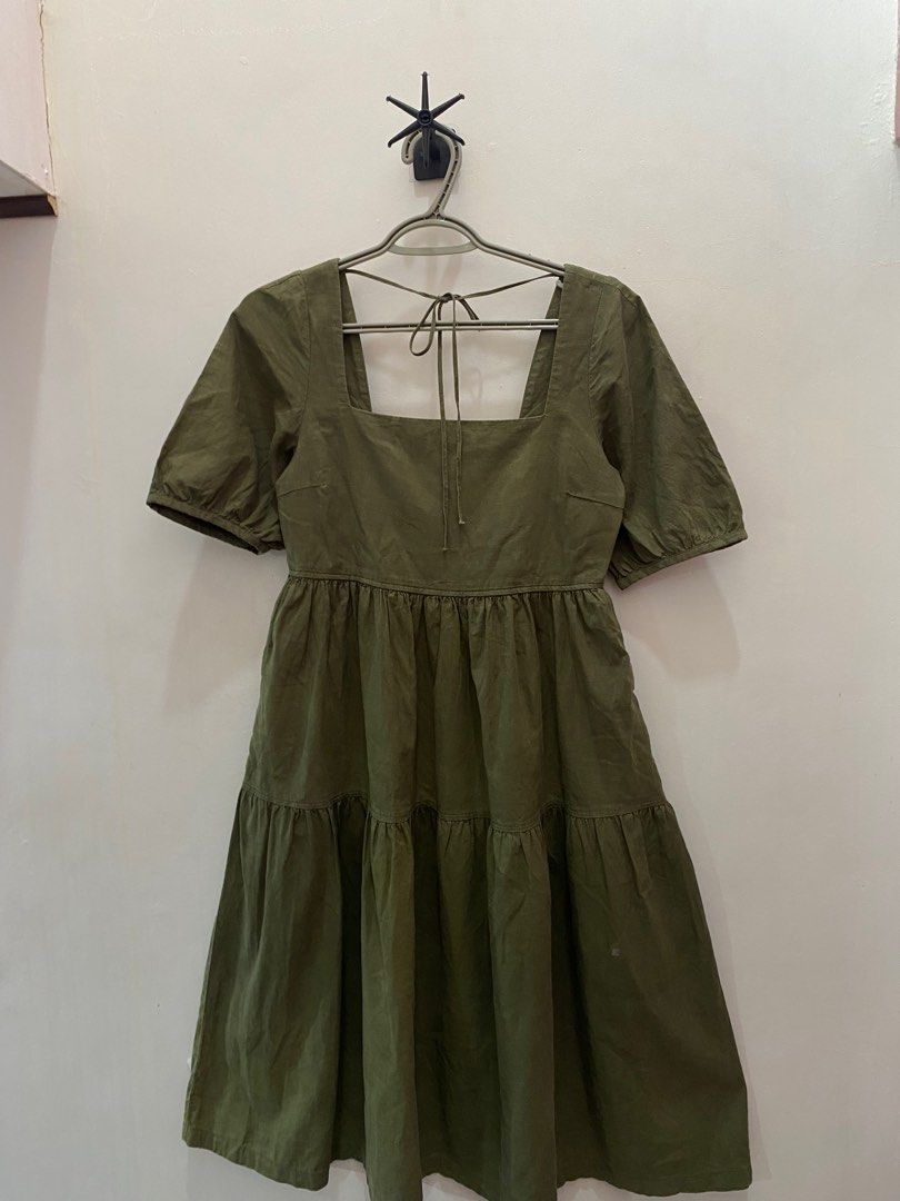 Uniqlo Dress (Category: Dresses) located in Marikina City. Submitted by charmingcess (Listing ID 1373248214, Image 1). Description: Uniqlo Tiered Dress Square Neck Puffed Sleeve Dress Used twice only Pwede sa mga events M on tag. Can fit up to semi large Uniqlo Tiered Dress Square Neck Puffed Sleeve Dress Minimal flaw, (stain mula sa slime toy ni baby) unnoticeable when worn.