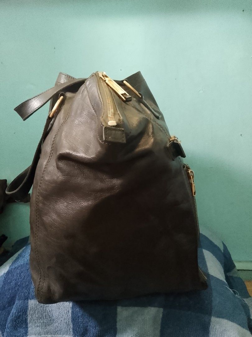 YSL (AUTHENTIC) (Category: Luxury Bags & Wallets) located in Manila. Submitted by del96 (Listing ID 1373228704, Image 3). Description: pm me.