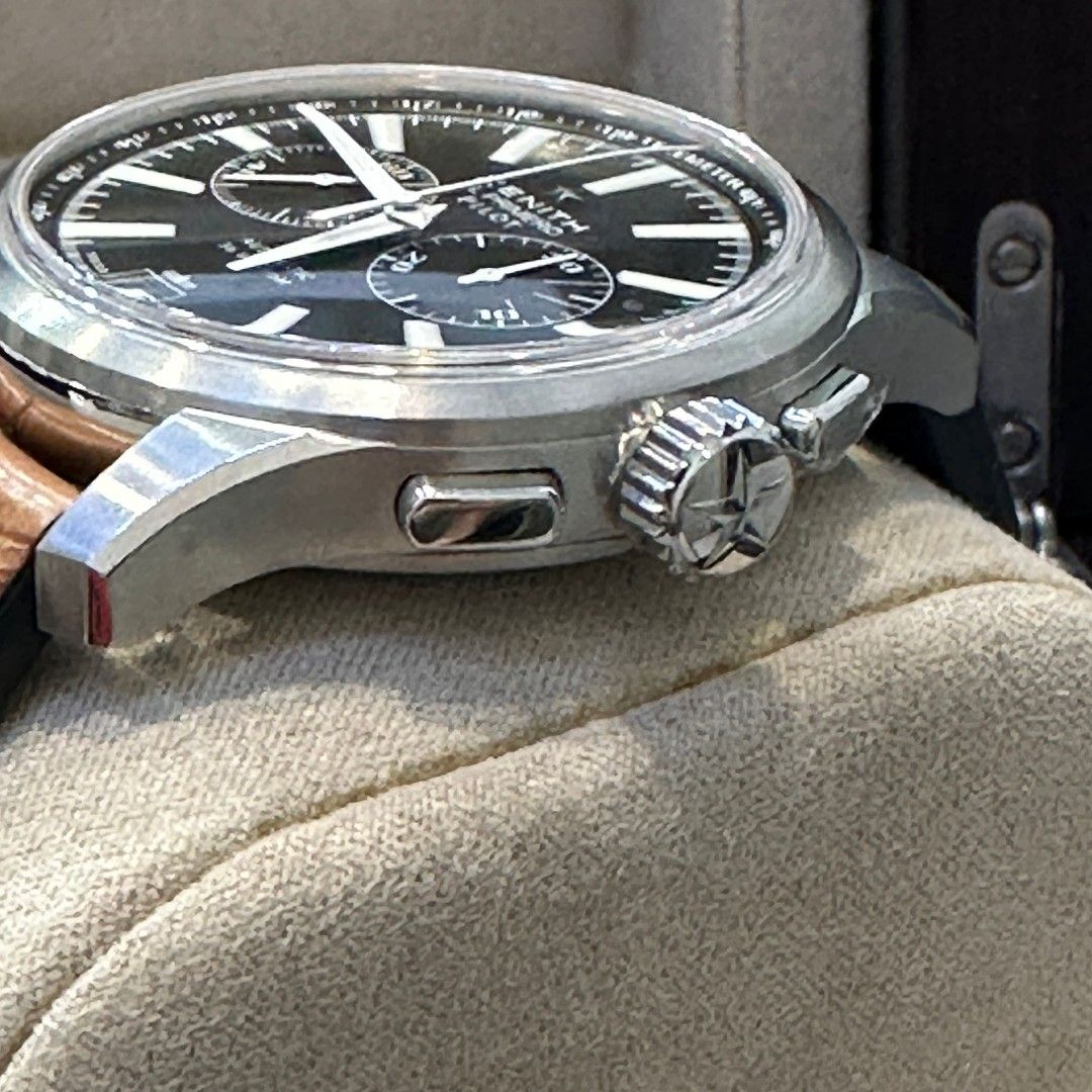 Zenith Plot （分類：手錶）位於 Hong Kong。 由 wongyanwatch. 提交（商品編號 1373322880，圖片 3）。簡介： ZENITH真力時 03.2117.4002/23.C704 系列名稱 PILOT 錶殼材質 不鏽鋼 錶殼尺寸 42mm 機芯型號 El Primero 4002 搭載功能 日期／計時 防水深度 50m 全新錶NOS，現45折特價出售！ 折實價$25740 完美者勿擾 店舖交收 歡迎買賣/交換/回收/寄賣 不設口頭留錶 海關牌照:A-B-24-02-05832 www.wongyanwatch.com #皇仁錶飾。