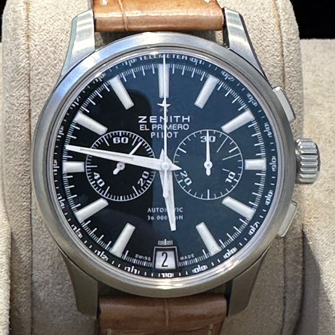 Zenith Plot （分類：手錶）位於 Hong Kong。 由 wongyanwatch. 提交（商品編號 1373322880，圖片 2）。簡介： ZENITH真力時 03.2117.4002/23.C704 系列名稱 PILOT 錶殼材質 不鏽鋼 錶殼尺寸 42mm 機芯型號 El Primero 4002 搭載功能 日期／計時 防水深度 50m 全新錶NOS，現45折特價出售！ 折實價$25740 完美者勿擾 店舖交收 歡迎買賣/交換/回收/寄賣 不設口頭留錶 海關牌照:A-B-24-02-05832 www.wongyanwatch.com #皇仁錶飾。