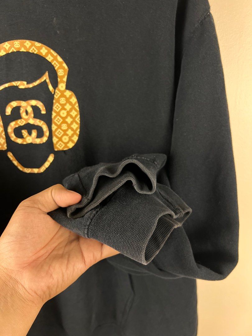 90s ARCHIVE STUSSY MONOGRAM (Category: Activewear) located in Subic. Submitted by n_nocturnal (Listing ID 1373508683, Image 3). Description: 90s ARCHIVE STUSSY MONOGRAM color: black 24.5 Inches pit to pit 27.5 Inches full length from top to bottom Good condition 8/10 No major flaw scratch on front beside print Abit fade on hood part as seen in photo Sign of use.