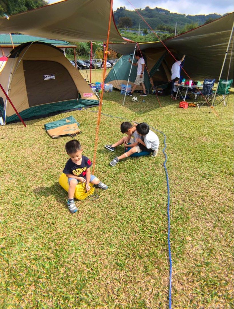 由 chingi032265543 (刊登 ID 1373452589，圖片 1) 提交，位於 台北市 (Taipei) 的 露營二手器材販售 (類別：健行及露營)，說明：如圖片露營用品全品項售出 包含如下： Coleman 美國家庭帳X1(約3～4人） Coleman 美國客廳帳x1 Coleman 露營椅x1 客廳帳與家庭帳可連接一起 （如圖倒數第二張） Camp Plus六角蝶型天幕 銀膠 x1 好市多公主露營椅x1(兒童） 以上都包含各種零件 以上圖片是實際露營照 商品可以自取面交 價錢誠可議 。