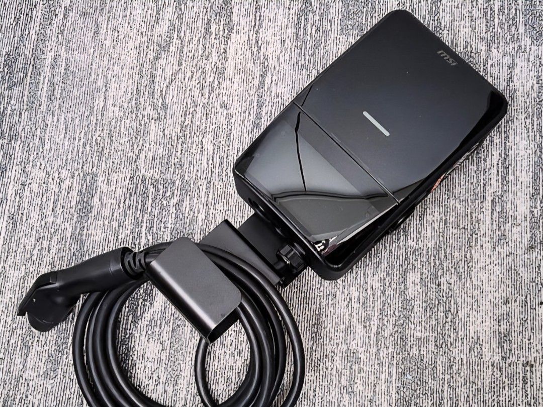 由 haohsunhu (刊登 ID 1373483853，圖片 1) 提交，位於 台北市 (Taipei) 的 全新*微星充電樁 EV Life 便宜賣：7kW充電功率，J1772規格適用主流電動車 (類別：汽機車零配件)，說明：全新品 全新品 MSI EV LIFE 智慧充電樁完整盒裝 抽獎抽中用不到 便宜出售給有需要的車友們 市價21000 這裡只要 18990 省下的錢還可以去買別的配件 開電動車就是要省上加省 商品是7kW功率 槍頭為J1772規格 適用台灣主流品牌電動車 全新品 敬請安心購買 *大件貴重商品，又是精密儀器，會使用貨運宅配到府，運費我負擔OK！。