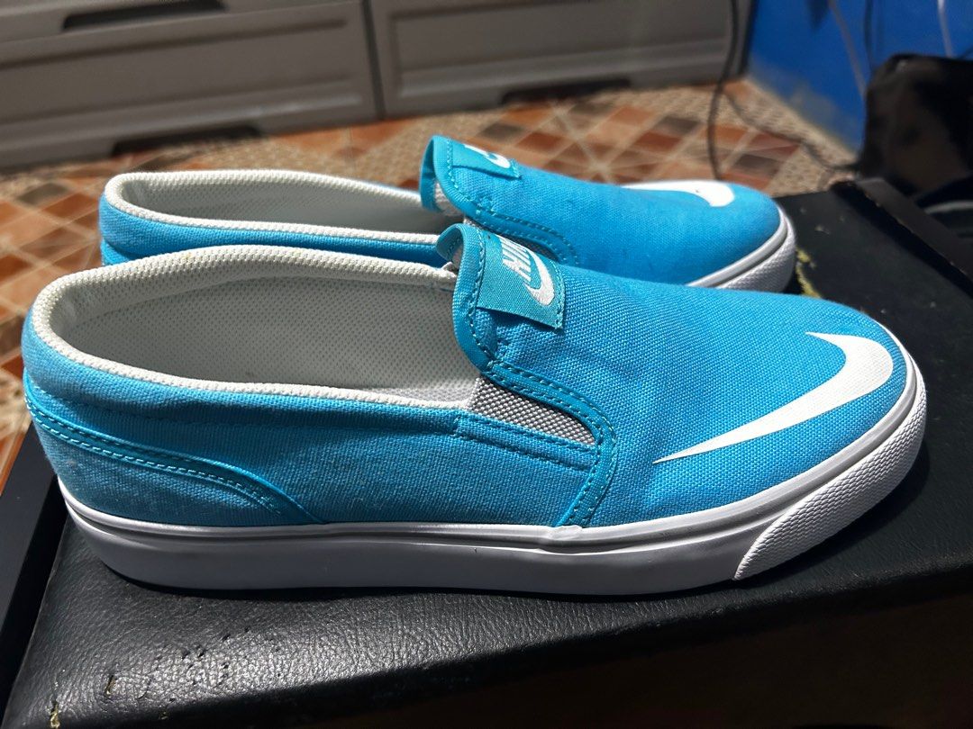 Aqua blue slip on shoes Nike (Category: Sneakers) located in Manila. Submitted by corryyy (Listing ID 1373526085, Image 3). Description: 24CM Good as nee.