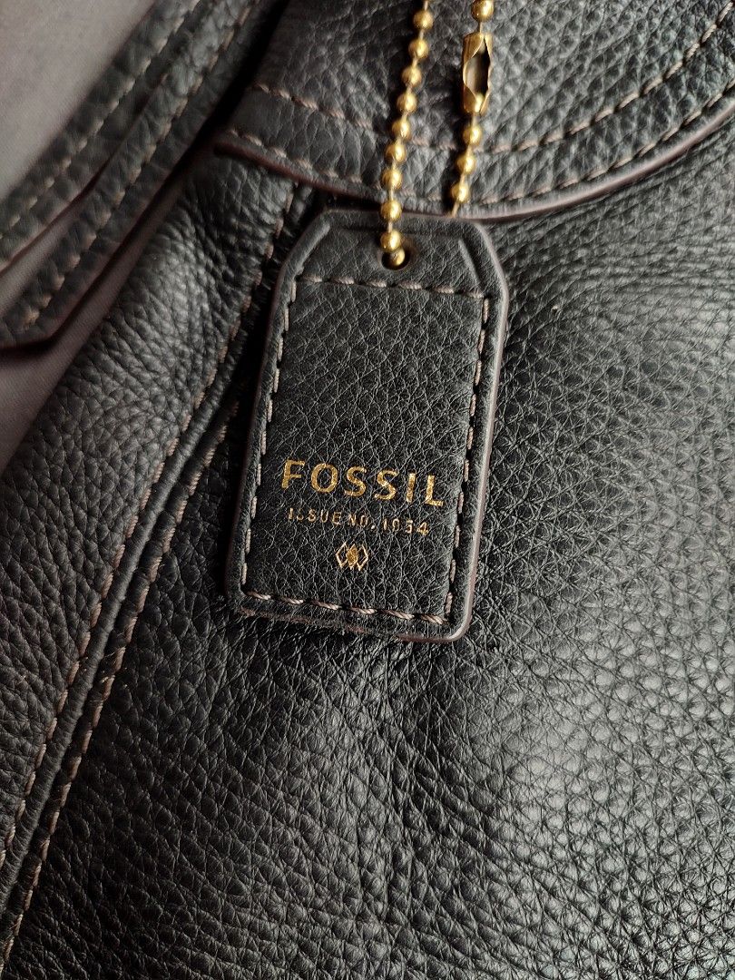 Authentic Fossil Karli Leather bag (Category: Luxury Bags & Wallets) located in Quezon City. Submitted by mochipopo (Listing ID 1373438871, Image 3). Description: Brand: FOSSIL - All photos needed including some flaws are posted - Literally so good ng bag especially the leather - the strap is detachable - Color: black ash - good for work, school, and errands - Rfs: naka tago lang sa closet - pictures are taken during sunlight, Color may vary - Se