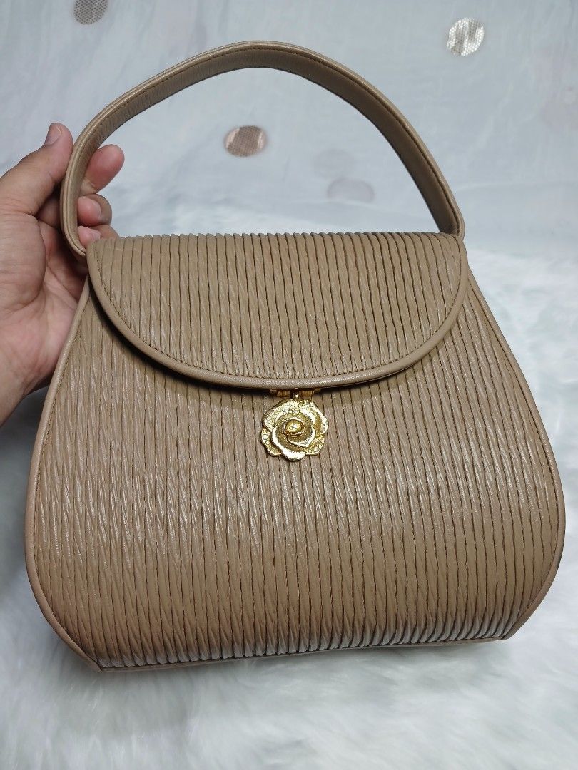 Branded nude hand bag (Category: Luxury Bags & Wallets) located in Rizal. Submitted by ilovebagsph17 (Listing ID 1373535438, Image 1). Description: *🇯🇵Japan surplus *japan branded * materials: genuine leather *gold hardwares * fits cellphone & short wallet *issue/flaws: small watermarks at the bottom of bag, minimal stain on left side and the leather on inner pocket and outside pocket starts to peel off however, it doesnt affect the looks of th