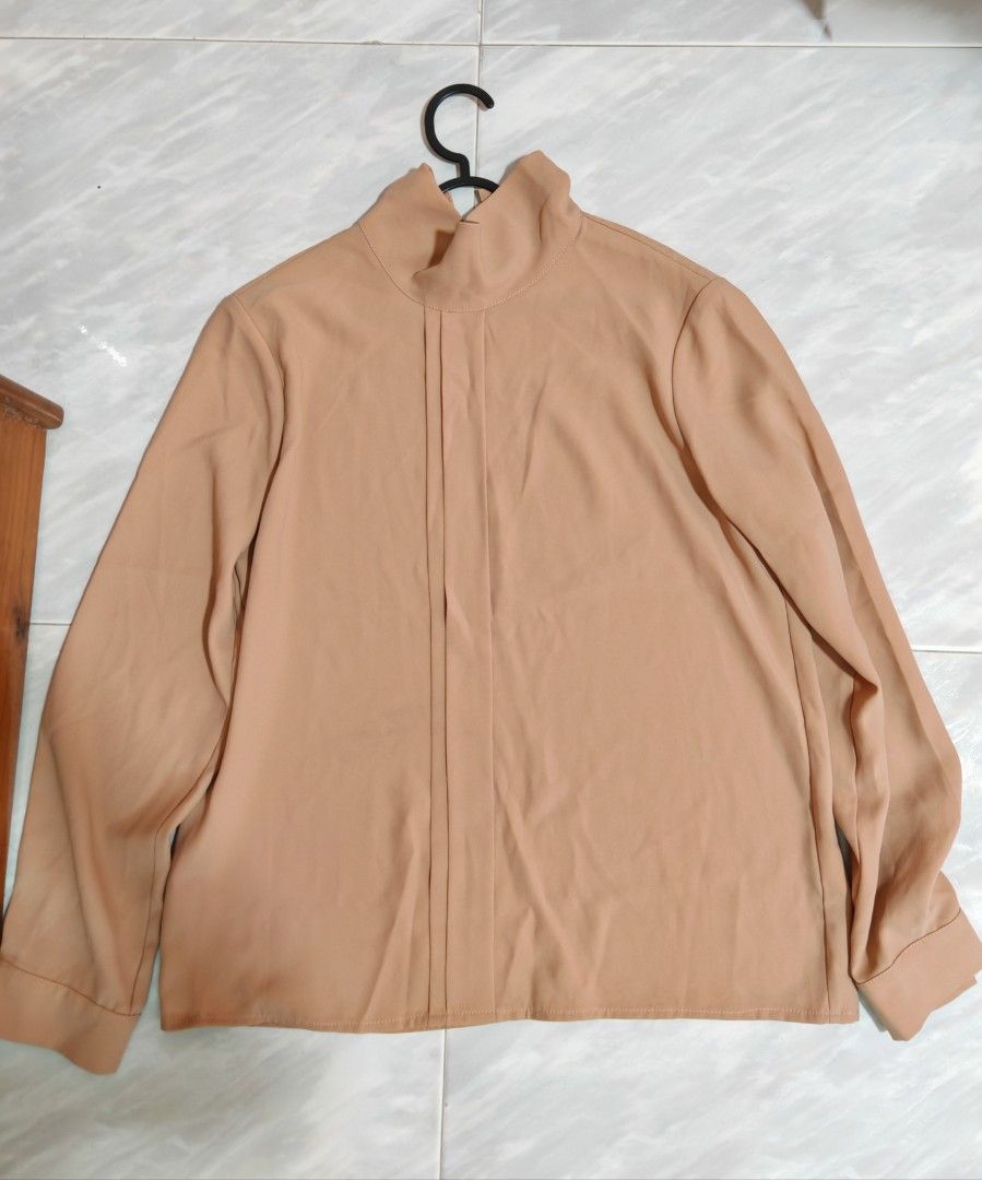 Brown pullover (Category: Longsleeves) located in Singapore. Submitted by minj_jean (Listing ID 1373419400, Image 2). Description: Suitable for corporate wear too. It is brown in color. Color difference due to camera lighting..