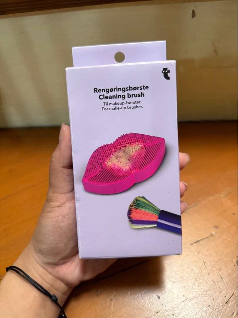 Brush Cleaner (Category: Makeup) located in Manila. Submitted by knipponpicks_ph (Listing ID 1373402342, Image 1). Description: For cleaning brushes.
