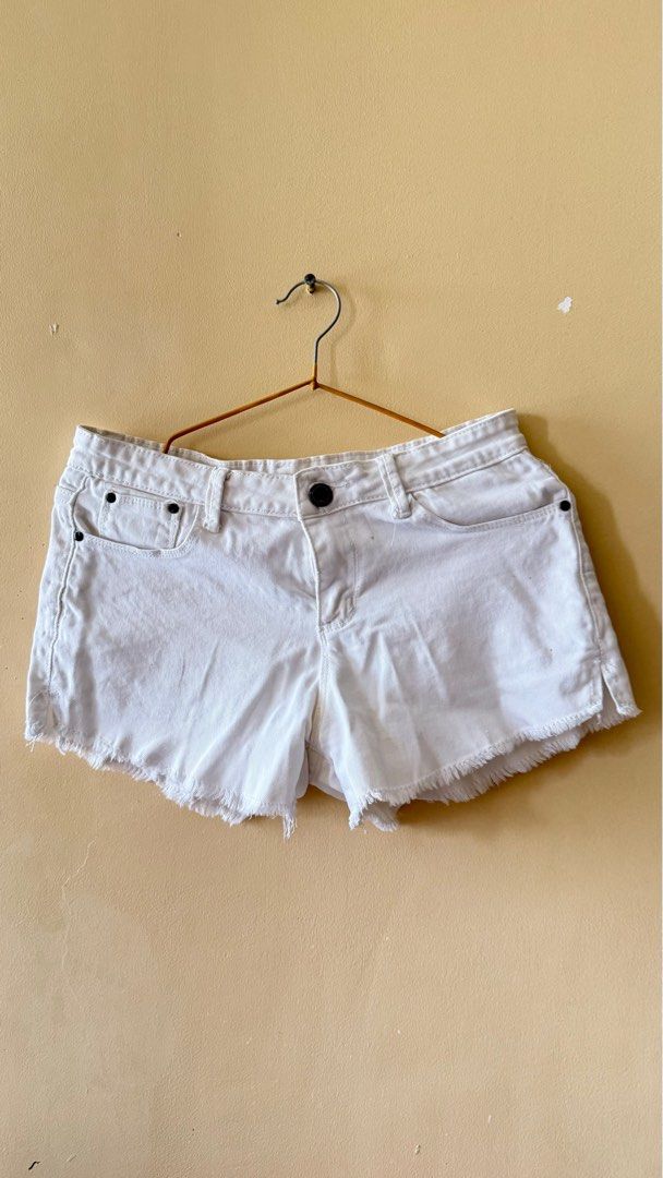 Bundle of 4 denim shorts (Category: Shorts) located in Manila. Submitted by daisydeclutters (Listing ID 1373442408, Image 3). Description: Bundle of 4 denim shorts. They all fit size 26-27 :) RFS: decluttering.