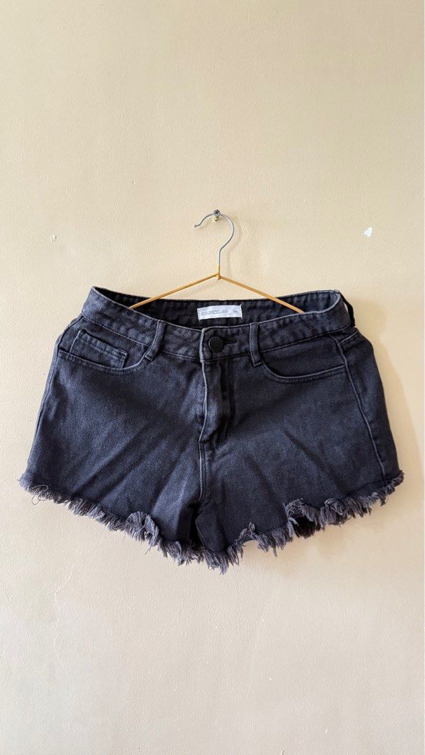 Bundle of 4 denim shorts (Category: Shorts) located in Manila. Submitted by daisydeclutters (Listing ID 1373442408, Image 2). Description: Bundle of 4 denim shorts. They all fit size 26-27 :) RFS: decluttering.