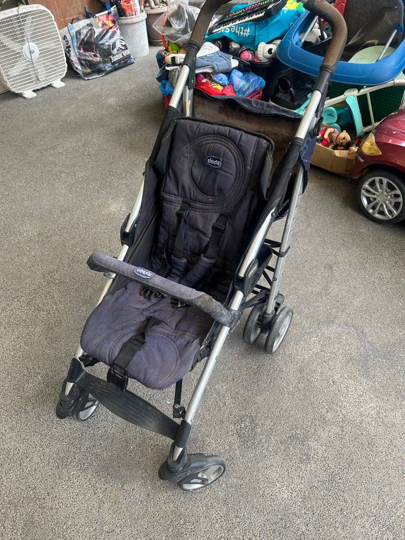 Chicco Liteway Stroller (Category: Strollers) located in Binan City. Submitted by adressmnl (Listing ID 1373444968, Image 1). Description: What you see is what you get. Needs cleaning. Loc pick up 📍Macaria Village Pacita 1 Biñan Laguna.