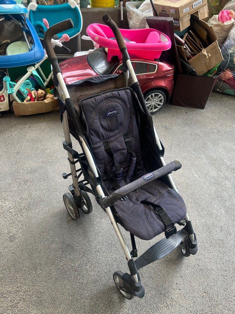 Chicco Liteway Stroller (Category: Strollers) located in Binan City. Submitted by adressmnl (Listing ID 1373444968, Image 2). Description: What you see is what you get. Needs cleaning. Loc pick up 📍Macaria Village Pacita 1 Biñan Laguna.