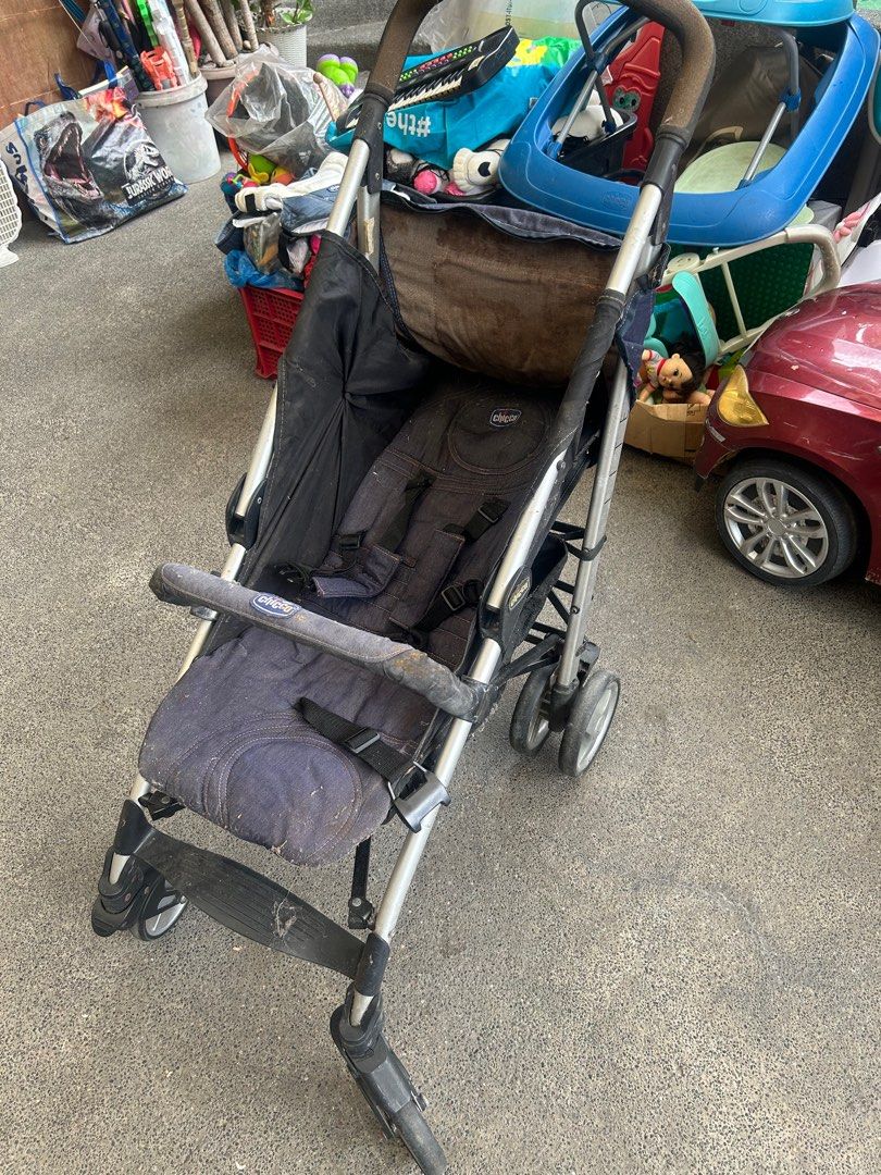Chicco Liteway Stroller (Category: Strollers) located in Binan City. Submitted by adressmnl (Listing ID 1373444968, Image 3). Description: What you see is what you get. Needs cleaning. Loc pick up 📍Macaria Village Pacita 1 Biñan Laguna.