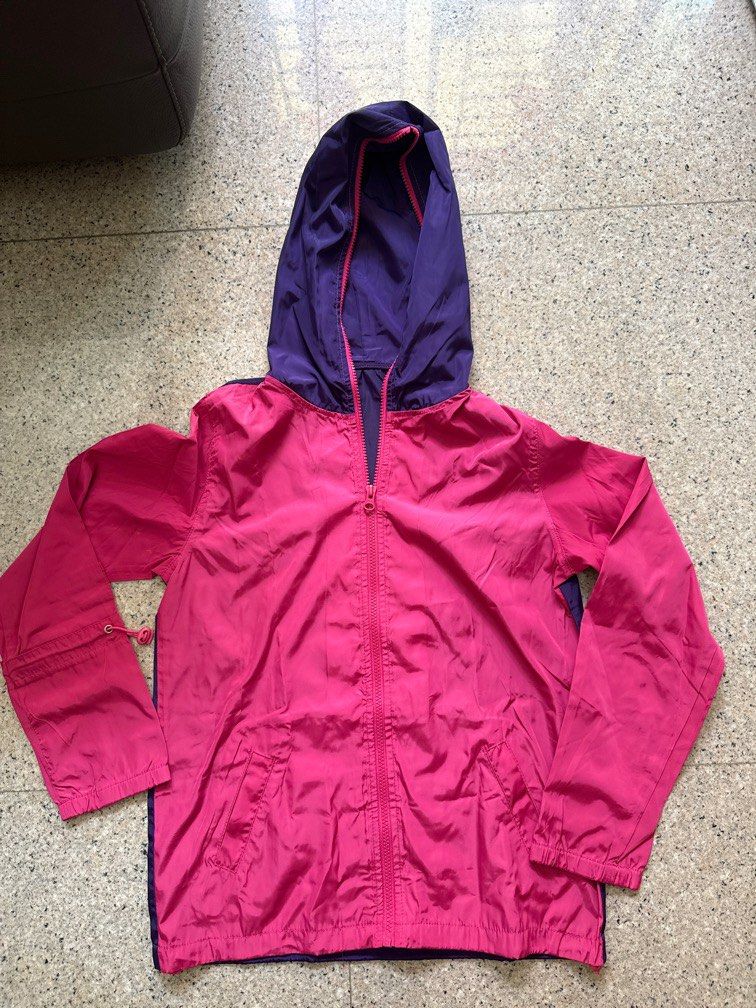 Coldwear Children Windbreaker Jacket (Category: Babies & Kids Fashion) located in Singapore. Submitted by wondersparkles (Listing ID 1373449816, Image 1). Description: bought quite a few years ago from Cold Wear. Good windbreaker to keep your child very warm, very light as well! Zips all the way to the hood. .
