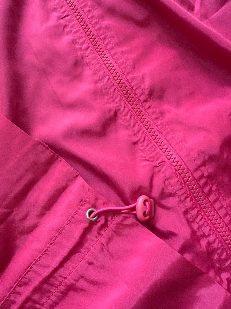 Coldwear Children Windbreaker Jacket (Category: Babies & Kids Fashion) located in Singapore. Submitted by wondersparkles (Listing ID 1373449816, Image 3). Description: bought quite a few years ago from Cold Wear. Good windbreaker to keep your child very warm, very light as well! Zips all the way to the hood. .