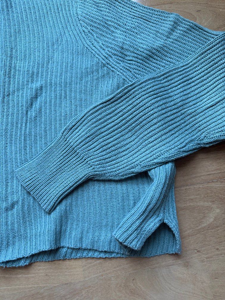 Cropped knitted pullover (Category: Longsleeves) located in Singapore. Submitted by lollipopperman (Listing ID 1373414921, Image 2). Description: in good condition only worn once or twice thick and stretchy material DM for more info and measurements .