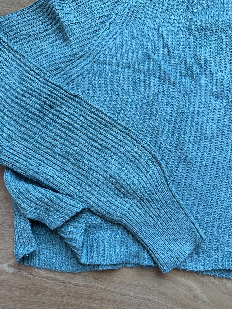 Cropped knitted pullover (Category: Longsleeves) located in Singapore. Submitted by lollipopperman (Listing ID 1373414921, Image 3). Description: in good condition only worn once or twice thick and stretchy material DM for more info and measurements .