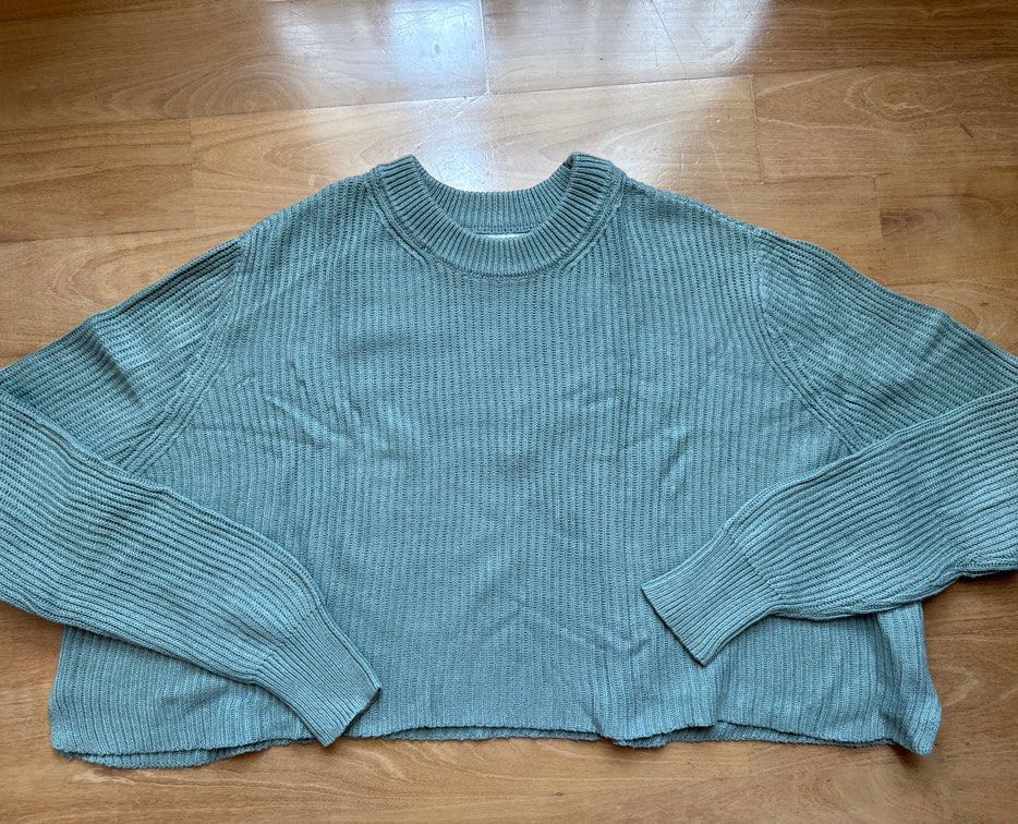 Cropped knitted pullover (Category: Longsleeves) located in Singapore. Submitted by lollipopperman (Listing ID 1373414921, Image 1). Description: in good condition only worn once or twice thick and stretchy material DM for more info and measurements .