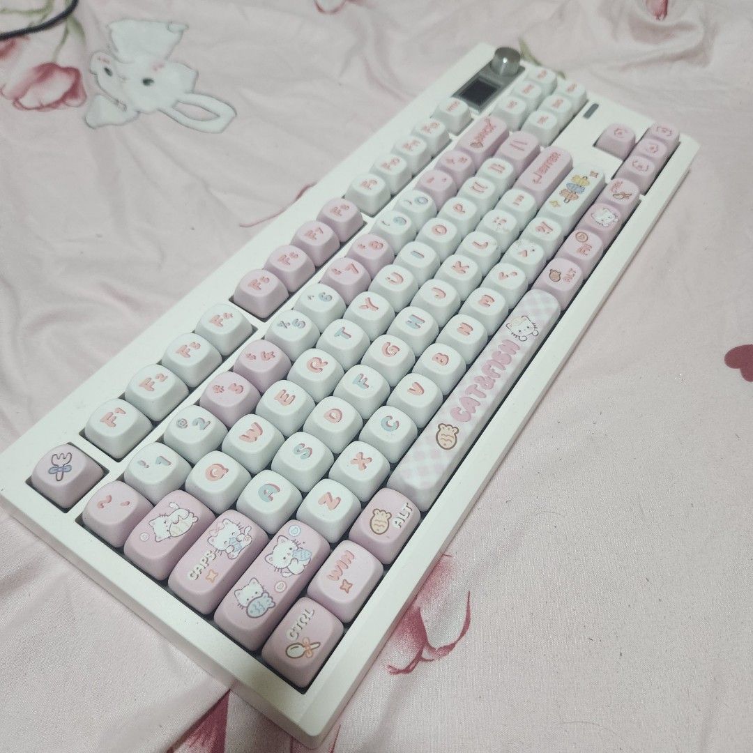 ✨Custom Cat-Themed Mechanical Keyboard – Like New!✨ GMK87 + Princess Tactile Switch (Category: Computer Keyboard) located in Singapore. Submitted by shuubelly1103 (Listing ID 1373529025, Image 2). Description: Looking for a cute and clicky addition to your setup? This customised Zuoya GMK87 Wireless Mechanical Keyboard with adorable cat keycaps might just be your purr-fect match! 🐾 🧰 Keyboard Specs: • Model: Zuoya GMK87 (Wireless, Mechanical) •