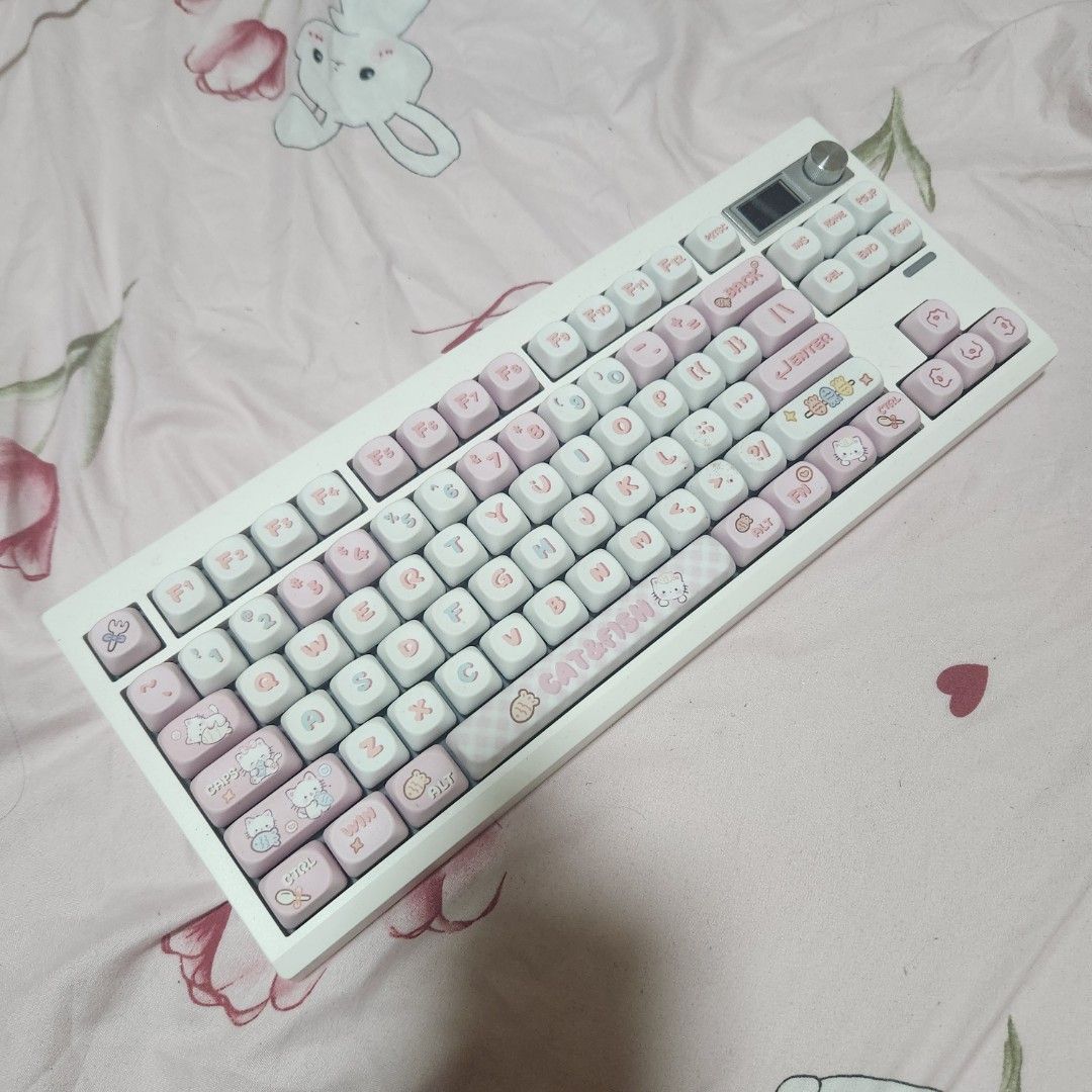 ✨Custom Cat-Themed Mechanical Keyboard – Like New!✨ GMK87 + Princess Tactile Switch (Category: Computer Keyboard) located in Singapore. Submitted by shuubelly1103 (Listing ID 1373529025, Image 1). Description: Looking for a cute and clicky addition to your setup? This customised Zuoya GMK87 Wireless Mechanical Keyboard with adorable cat keycaps might just be your purr-fect match! 🐾 🧰 Keyboard Specs: • Model: Zuoya GMK87 (Wireless, Mechanical) •