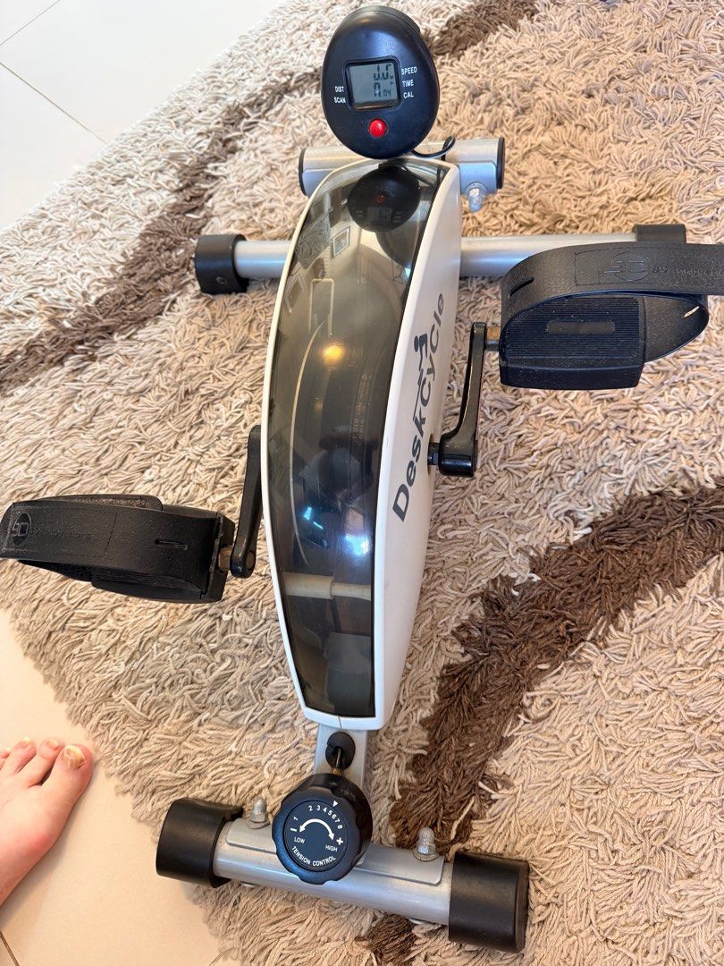 Desk Cycle （分類：運動與健身 - 有氧健身器材）位於 Hong Kong。 由 stapes69 提交（商品編號 1373397656，圖片 2）。簡介： Original desk cycle. New conditions hardly used. Fits under desk for all day fitness. Different levels of difficulty. Very good quality indeed. Was used to help recover from injury. Now no longer needed. 。