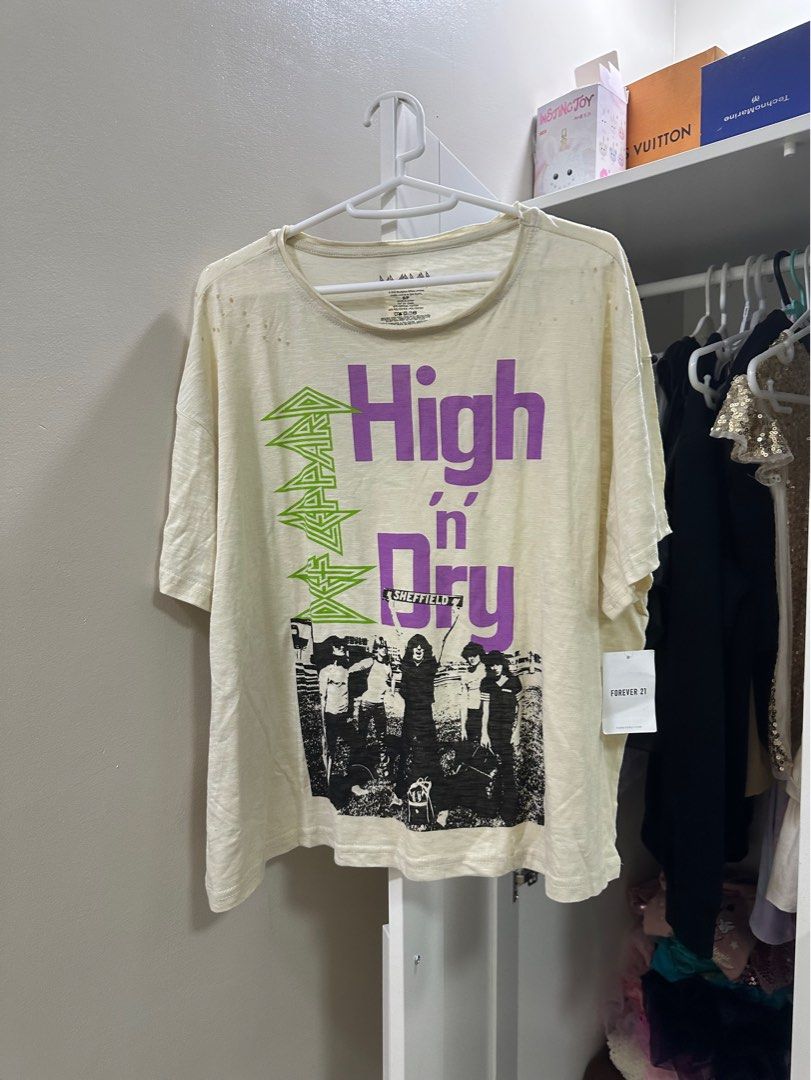 F21 Def Leppard Oversize Shirt (Category: Shirts) located in Manila. Submitted by mummyrandom (Listing ID 1373504701, Image 1). Description: Brandnew with tag.