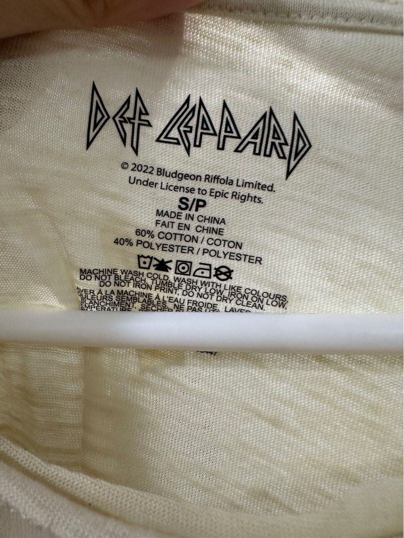 F21 Def Leppard Oversize Shirt (Category: Shirts) located in Manila. Submitted by mummyrandom (Listing ID 1373504701, Image 2). Description: Brandnew with tag.