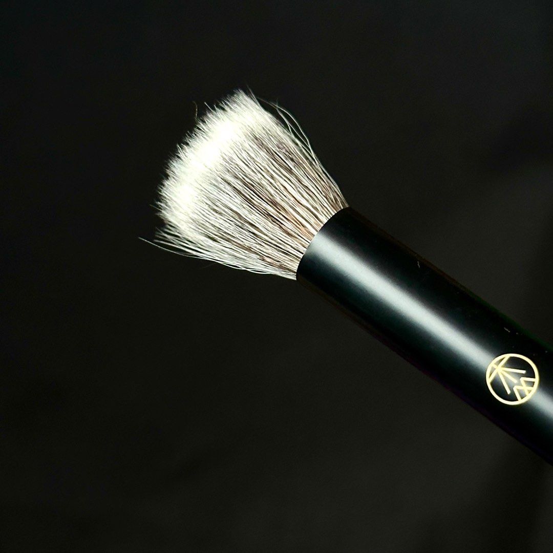 Goat Hair Small Stippling Brush for Blush/Highlighter (Category: Makeup) located in Singapore. Submitted by fcc_0616 (Listing ID 1373416828, Image 2). Description: Model: XZ15 Total length: 140mm Hair length: 20mm Hair width: 20mm Hair type: Goat hair Ideal for powder blush and highlighter. You can use for liquid ones too, but it must be washed every time after use. The size of the brush makes you easier to apply blush or highlighter precisely on