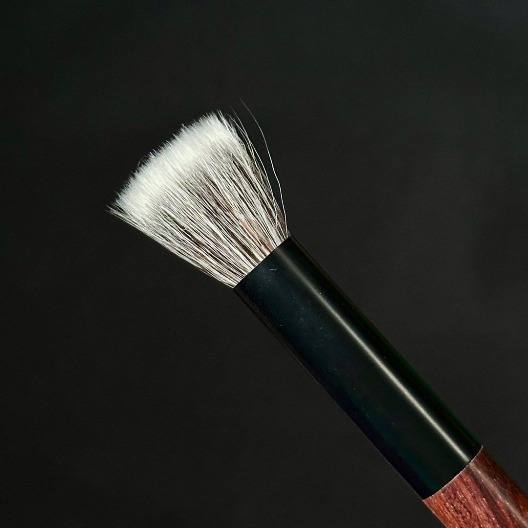 Goat Hair Small Stippling Brush for Blush/Highlighter (Category: Makeup) located in Singapore. Submitted by fcc_0616 (Listing ID 1373416828, Image 3). Description: Model: XZ15 Total length: 140mm Hair length: 20mm Hair width: 20mm Hair type: Goat hair Ideal for powder blush and highlighter. You can use for liquid ones too, but it must be washed every time after use. The size of the brush makes you easier to apply blush or highlighter precisely on