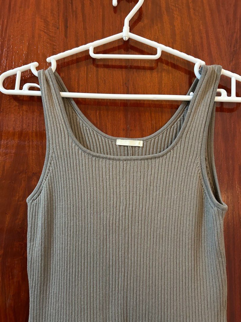 GU Knit Dress in Grey (Category: Dresses) located in Quezon City. Submitted by st5ff (Listing ID 1373473866, Image 1). Description: i'm 5 ft. and the dress ends just above my ankles.