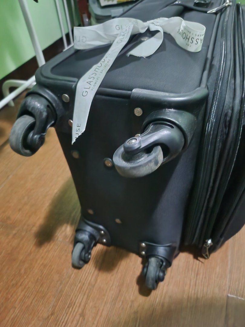 Hand Carry Luggage with laptop case (Category: Luggage) located in Pasay City. Submitted by mscaoo (Listing ID 1373430276, Image 3). Description: Brand : Urban 4 wheels With code With laptop case Cabin size 7Kg RFS : upgrade No issue.