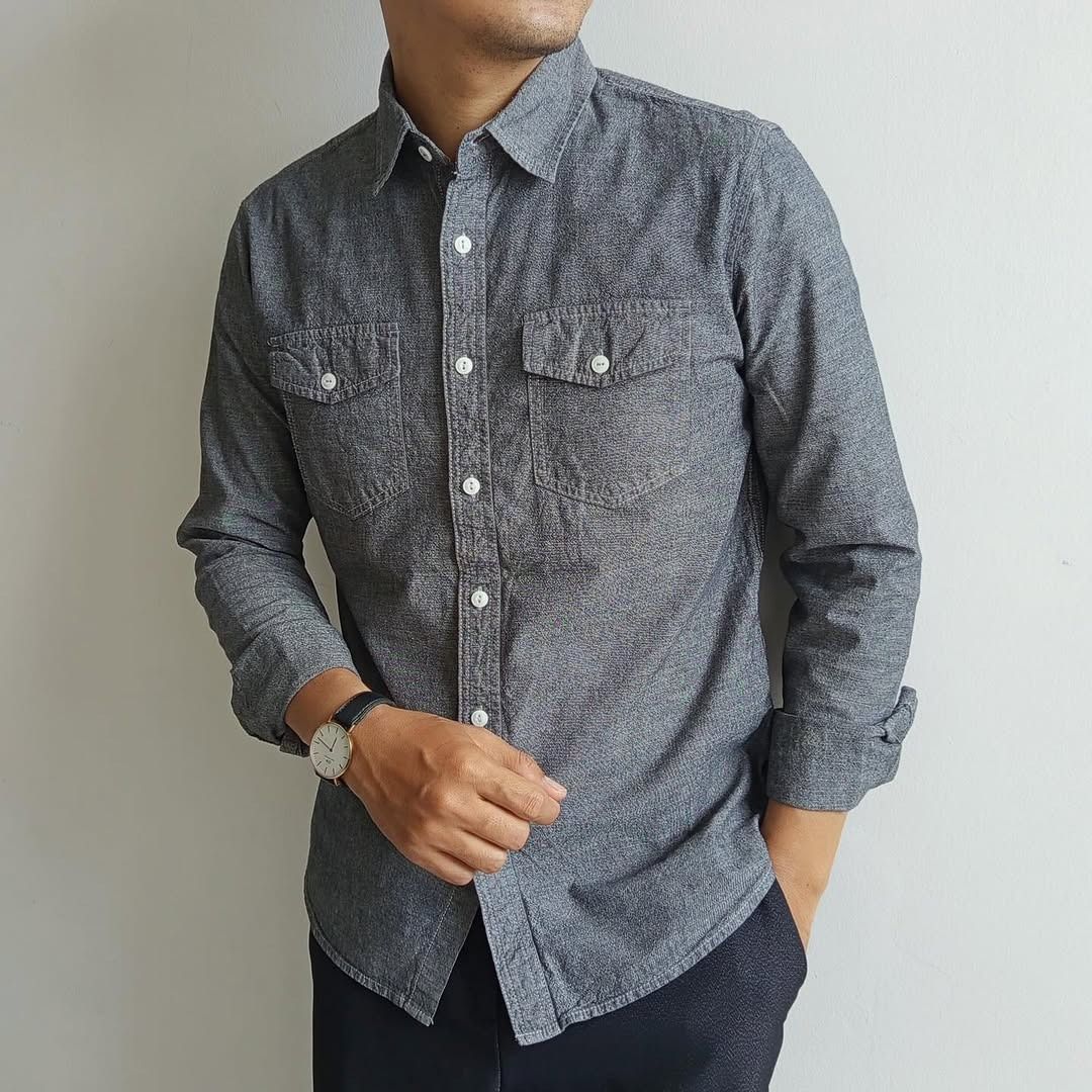 HANGTEN MEN DOUBLE POCKETS SLIM FIT CHAMBRAY SHIRT (S-M), Fesyen