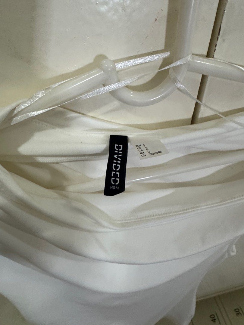 H&M White Sleeveless Dress (Category: Dresses) located in Pasig City. Submitted by vintagekeeper21 (Listing ID 1373530842, Image 2). Description: Letting go of this white dress that can be wear to semi formal events. Never been wear but no tag na — sayang nasa closet lang kasi. Very nice in actual Can fit to S-L (stretchable) Slightly negotiable.