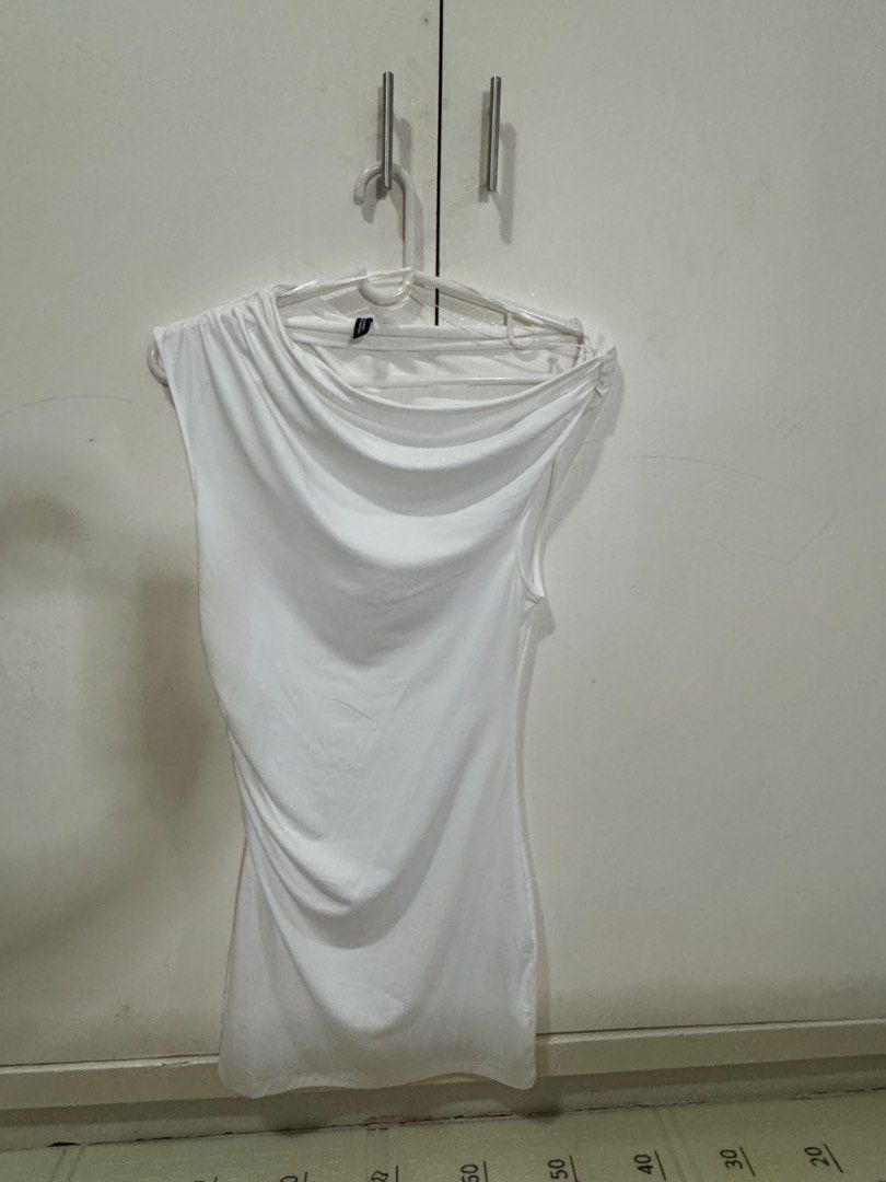 H&M White Sleeveless Dress (Category: Dresses) located in Pasig City. Submitted by vintagekeeper21 (Listing ID 1373530842, Image 1). Description: Letting go of this white dress that can be wear to semi formal events. Never been wear but no tag na — sayang nasa closet lang kasi. Very nice in actual Can fit to S-L (stretchable) Slightly negotiable.