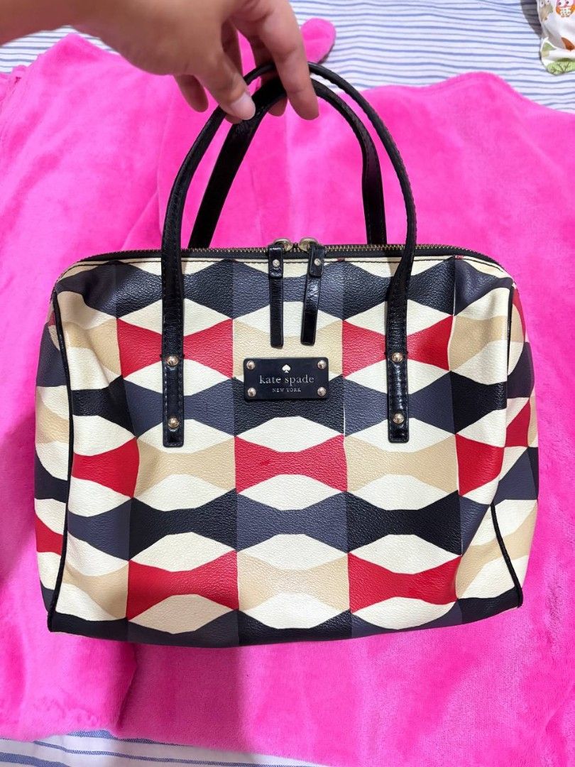 Kate spade bow boston bag (Category: Luxury Bags & Wallets) located in Marikina City. Submitted by ryanantonio041882 (Listing ID 1373419733, Image 2). Description: Tarnished zipper. What you see is what you get ✨ Don’t mine/Bid if you can’t pay on time please 🙏 📌Color may vary due to lighting.