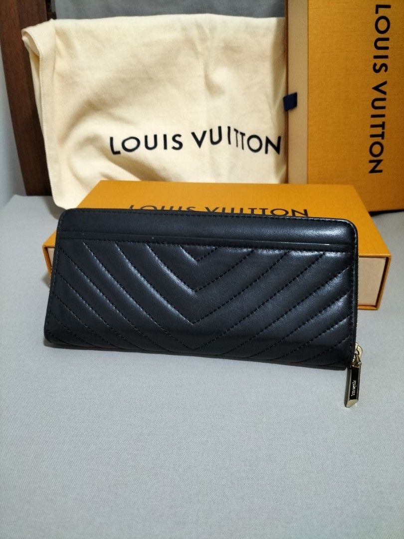Kate Spade Quilted Leather Long Zippy Wallet (Free Tracked Mail) (Category: Bags & Wallets) located in Singapore. Submitted by melisa.chan188 (Listing ID 1373559494, Image 2). Description: Authentic light use in very good condition. L19.5 H9cm W2cm 12 card slots Free tracked mail or meet up at my convenience.