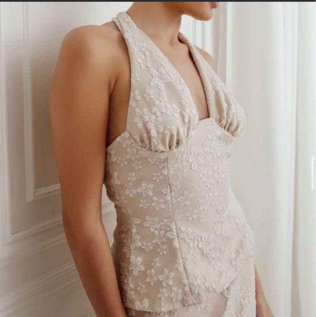 FOR RENT: Laure by Roma Amina Top (Category: Sleeveless) located in Taguig. Submitted by xxtheresse (Listing ID 1373412830, Image 2). Description: Size: B32 W25.