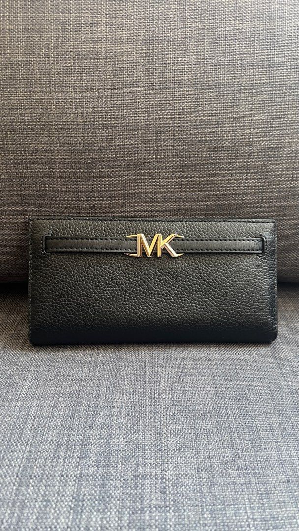 Michael Kors Reed Large Pebbled Leather Wallet (Black) (Category: Wallets & Card holders) located in San Jose del Monte. Submitted by mishfcr (Listing ID 1373460539, Image 1). Description: Brand new and guaranteed authentic from the US 🇺🇸 MK Reed Large Pebble Leather Wallet in Black Retails for $298 plus tax Selling for P2990 only • Pebbled leather • 100% leather • Gold-tone hardware • 7.5”W X 4”H X 0.75”D • Exterior details: back zip pocket • 