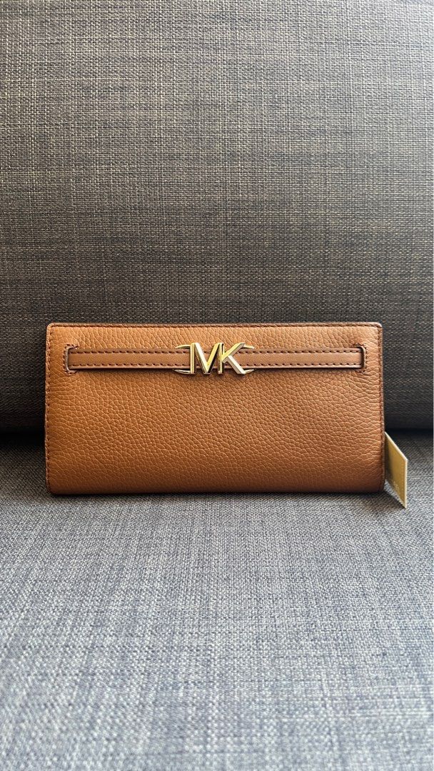 Michael Kors Reed Large Pebbled Leather Wallet (Brown) (Category: Wallets & Card holders) located in San Jose del Monte. Submitted by mishfcr (Listing ID 1373461126, Image 1). Description: Brand new and guaranteed authentic from the US 🇺🇸 MK Reed Large Pebble Leather Wallet in Brown Retails for $298 plus tax Selling for P2990 only • Pebbled leather • 100% leather • Gold-tone hardware • 7.5”W X 4”H X 0.75”D • Exterior details: back zip pocket • 