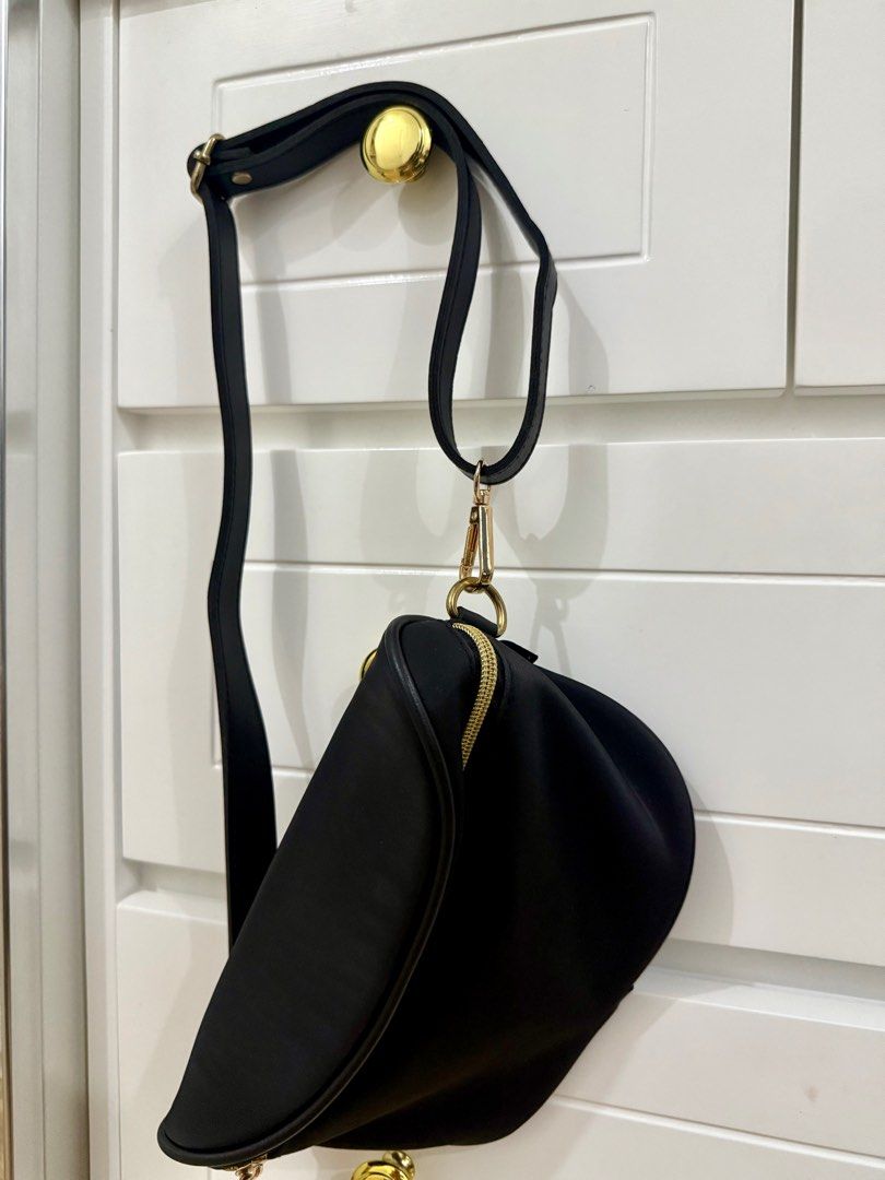 Mumi Small Black Belt Bag (Category: Purses & Pouches) located in Manila. Submitted by chi.declutter (Listing ID 1373537485, Image 2). Description: .