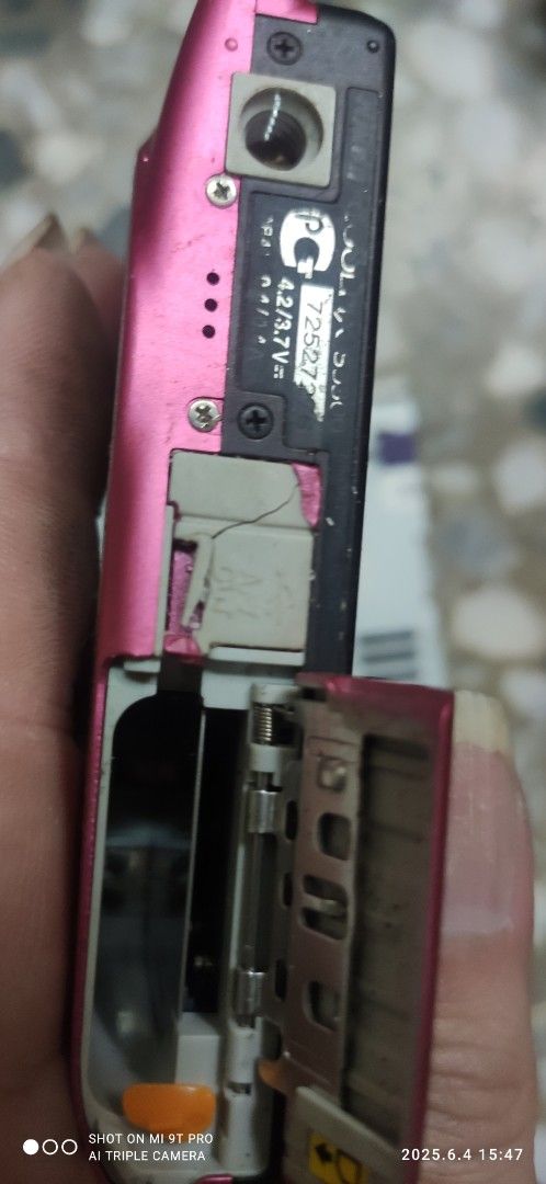 由 lkkk567 (刊登 ID 1373571761，圖片 2) 提交，位於 台中市 (Taichung) 的 Nikon 數位相機 零件機 (類別：相機)，說明：Nikon 數位相機 零件機 東西如圖，單機沒電池，無法測試，當零件機賣，售出不退。