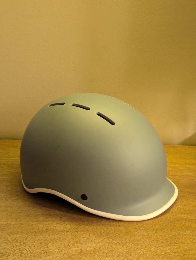 OnBros Retro Helmet for Adults (Category: Skates, Rollerblades & Scooters) located in Marikina City. Submitted by thesunshineboulevard (Listing ID 1373491646, Image 2). Description: SLIGHTLY USED OnBros Retro Helmet for Adults, used for Rollerskating, skateboard, urban cycling Only used once RFS: no more time to rollerskate There's a scratch (4th picture) due to storage. Helmet was never dropped. Head Cirumference: 56-61cm / 22.04 - 24.01 inches 