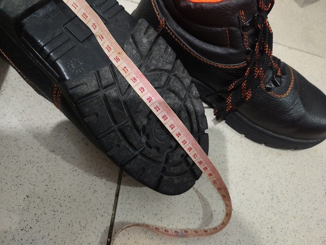 Safelift Safety Shoes (Category: Shoe inserts & accessories) located in Manila. Submitted by querobin11 (Listing ID 1373493977, Image 3). Description: 1 beses lang nagamit nung pumunta planta.