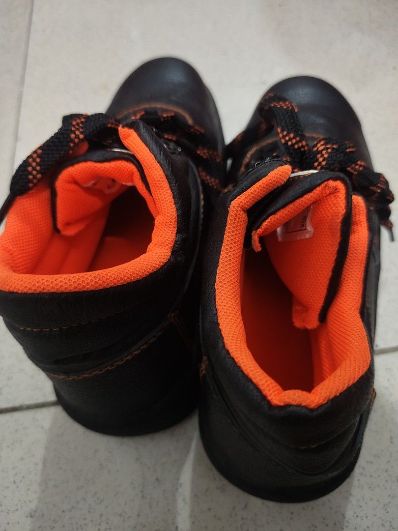 Safelift Safety Shoes (Category: Shoe inserts & accessories) located in Manila. Submitted by querobin11 (Listing ID 1373493977, Image 2). Description: 1 beses lang nagamit nung pumunta planta.