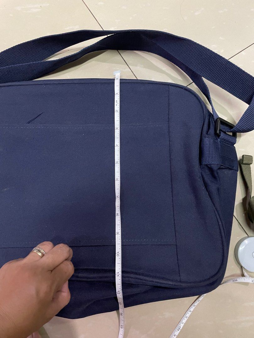 Samsonite bag (Category: Laptop Bags & Sleeves) located in Rizal. Submitted by allenrion (Listing ID 1373529266, Image 3). Description: Preloved bag Size:14x11x5 Price: 300 pesos.