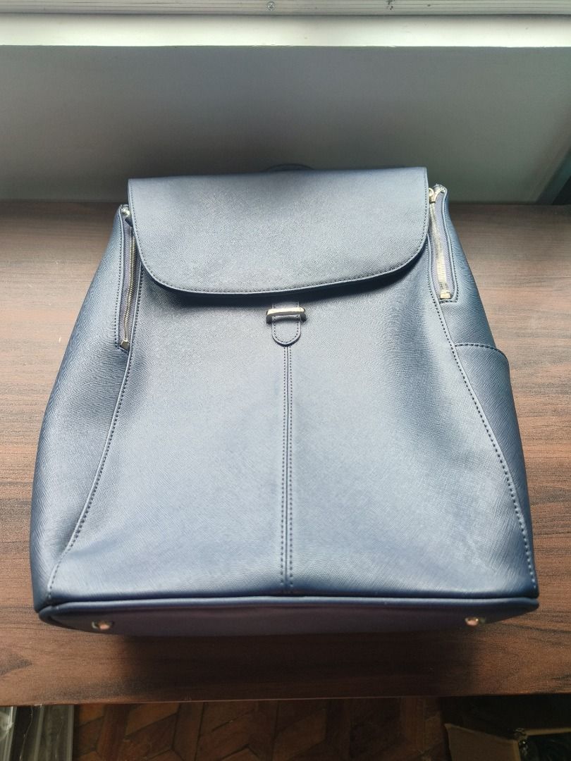 Samsonite Executive Leather Flap Backpack (Unused) (Category: Backpacks) located in Quezon City. Submitted by musculotech (Listing ID 1373411473, Image 1). Description: Unused, Brand New Condition Kept in cloth storage. No tags 100% Authentic SRP 199USD - PHP11,000 selling for half the price - Wear to work and into the weekend, our exquisitely tailored Executive Leather Collection was thoughtfully designed to elevate your every journey. Structure