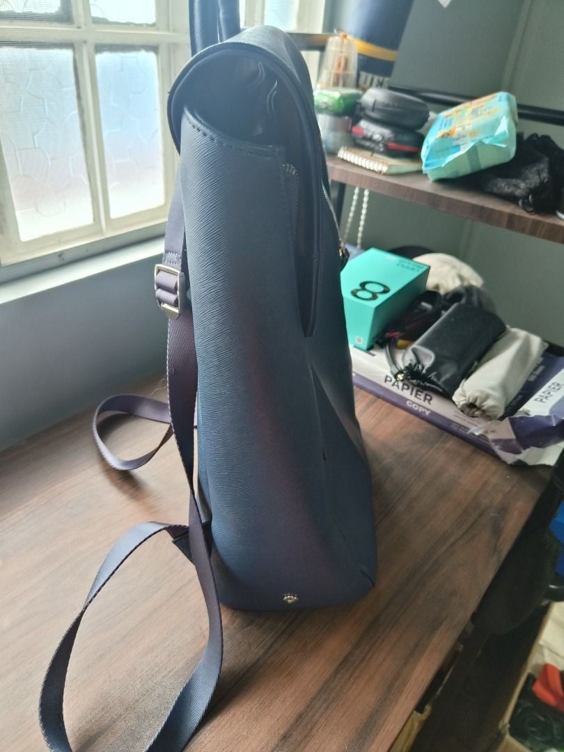 Samsonite Executive Leather Flap Backpack (Unused) (Category: Backpacks) located in Quezon City. Submitted by musculotech (Listing ID 1373411473, Image 2). Description: Unused, Brand New Condition Kept in cloth storage. No tags 100% Authentic SRP 199USD - PHP11,000 selling for half the price - Wear to work and into the weekend, our exquisitely tailored Executive Leather Collection was thoughtfully designed to elevate your every journey. Structure